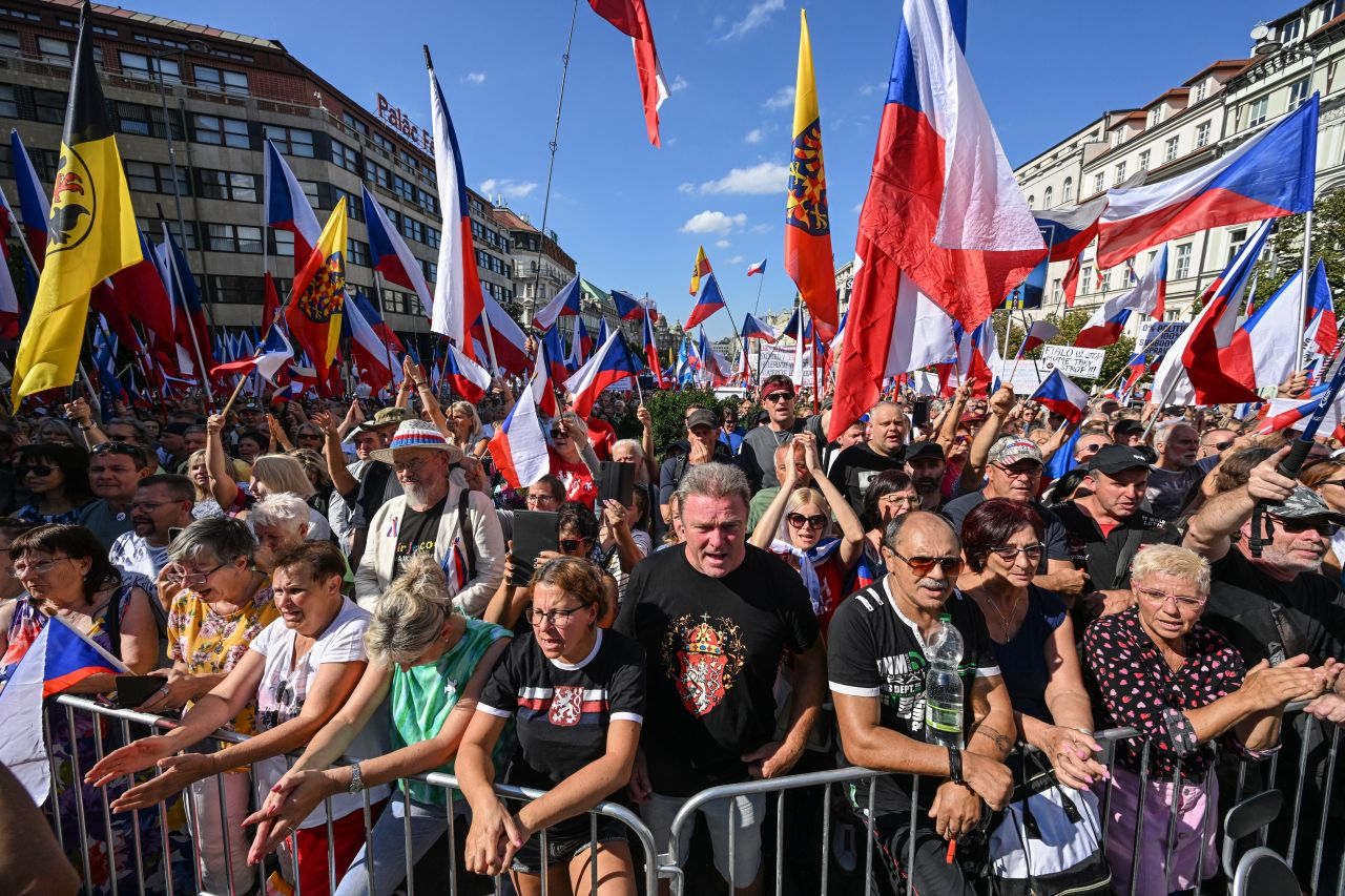 Praga. Czesi demonstrują przeciwko biedzie, NATO i wsparciu Ukrainy - INFBusiness