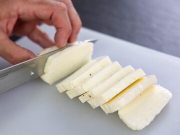 Ser halloumi pieczony z owocami. Potrzebne są tylko 4 składniki - INFBusiness