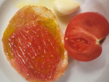 Pan con tomate – hiszpański chleb z pomidorem. Przepis z 4 składników - INFBusiness