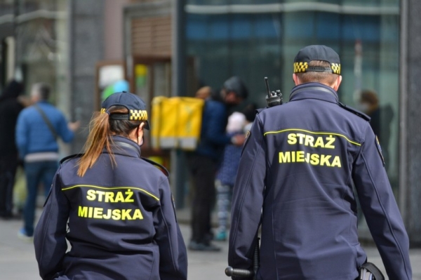 Straż miejska zapuka do mieszkań. Za brak wpisu do CEEB będzie grzywna. /123RF/PICSEL