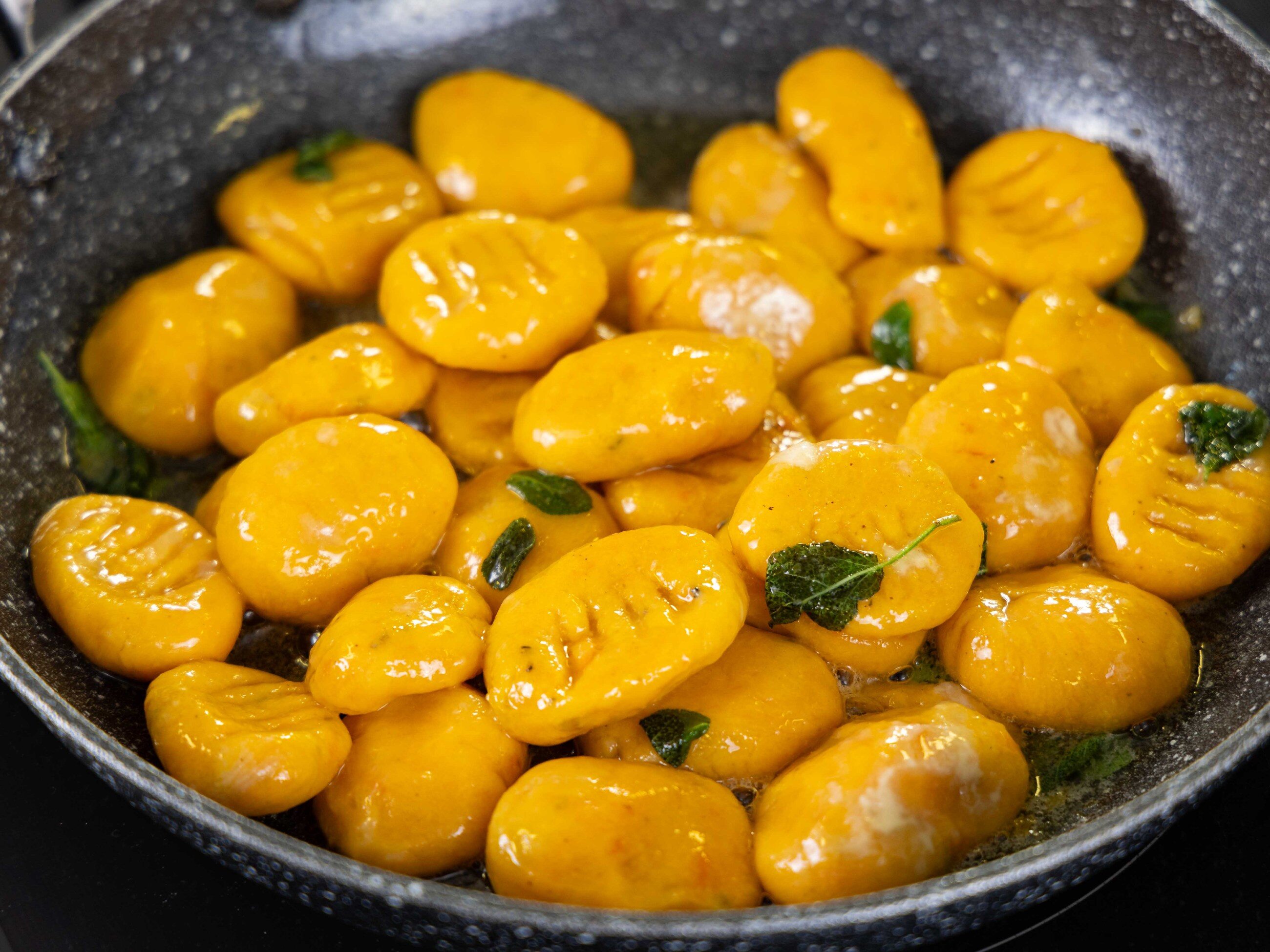 Dodaj gnocchi do masła