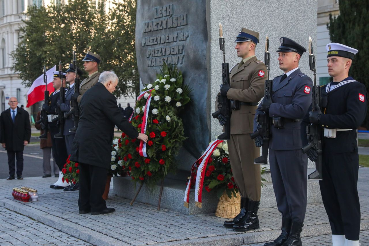 Policjanci oburzeni zachowaniem Kaczyńskiego na miesięcznicy. "Jak pan na włościach" - INFBusiness