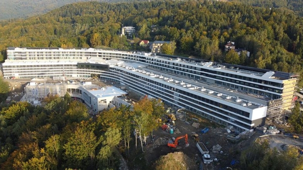 Hotel olbrzym bliski otwarcia. Domki pokazują, jak wielki będzie