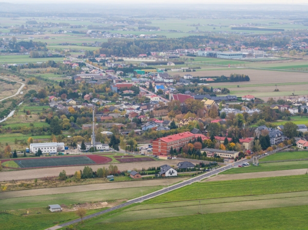 Wybory parlamentarne 2023. Najbogatsza gmina w Polsce postawiła na PiS. Wysokie poparcie otrzymała także Konfederacja /Łukasz Szczepański  /East News