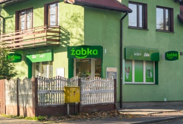 Żabka ma problem, klienci nie reagują. Kuriozalne sceny w sklepach - INFBusiness