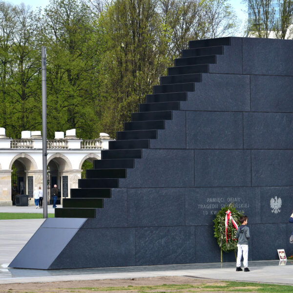Mężczyzna wszedł na pomnik smoleński i groził wysadzeniem się w&hellip;
