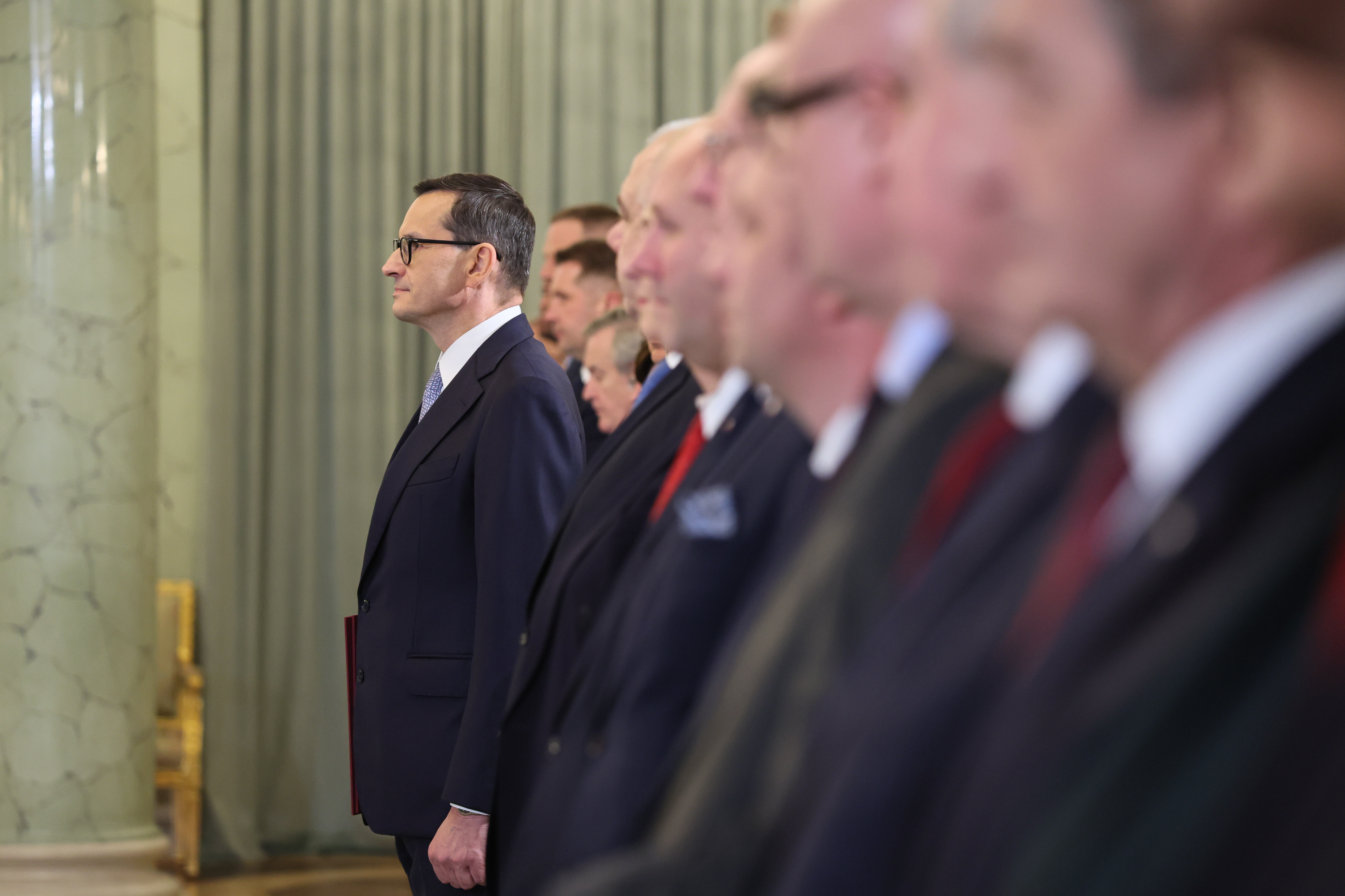 Niemieckie media: Po co Mateusz Morawiecki znosi niemal upokarzające kurczowe trzymanie się władzy - INFBusiness