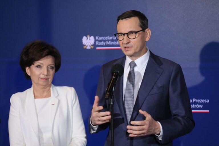 Mateusz Morawiecki chce spotkać się z Szymonem Hołownią. Dlaczego? - INFBusiness