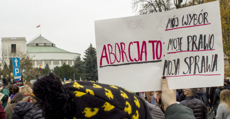 Zmiana ustawy o dostępie do aborcji. Sondaż: Czego od Sejmu oczekują Polacy? - INFBusiness