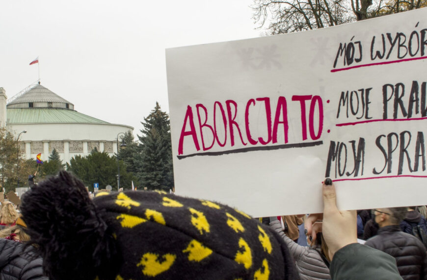 Zmiana ustawy o dostępie do aborcji. Sondaż: Czego od Sejmu oczekują Polacy?