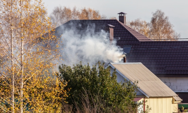 Strażnicy miejscy w całym kraju rozpoczęli kontrole i sprawdzają, czym palimy w piecach. Za niewłaściwy sposób ogrzewania budynków grożą wysokie mandaty /123RF/PICSEL