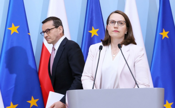 Dług ukryty nie istnieje - przekonuje szefowa resortu finansów w rządzie M.Morawieckiego Magdalena Rzeczkowska (P) /Wojciech Olkusnik/East News /East News