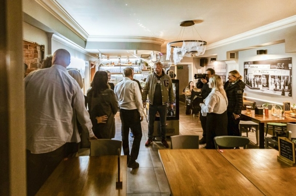 Donald Tusk odwiedził pizzerię Mania Smaku na Jagodnie we Wrocławiu /Mateusz Birecki/REPORTER /Reporter