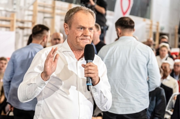 Donald Tusk podczas wizyty na Jagodnie. Przed spotkaniem z wyborcami popełnił błąd, który mógłby go słono kosztować /Krzysztof Kaniewski/REPORTER /Reporter