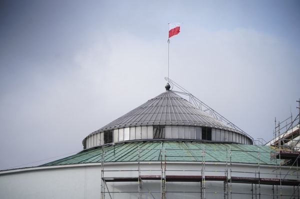 Sejm X kadencji będzie zajmował się m.in. ewentualnym przedłużeniem tarczy antyinflacyjnej, podwyżkami dla sfery budżetowej czy wakacjami kredytowymi /Mateusz Włodarczyk /AFP