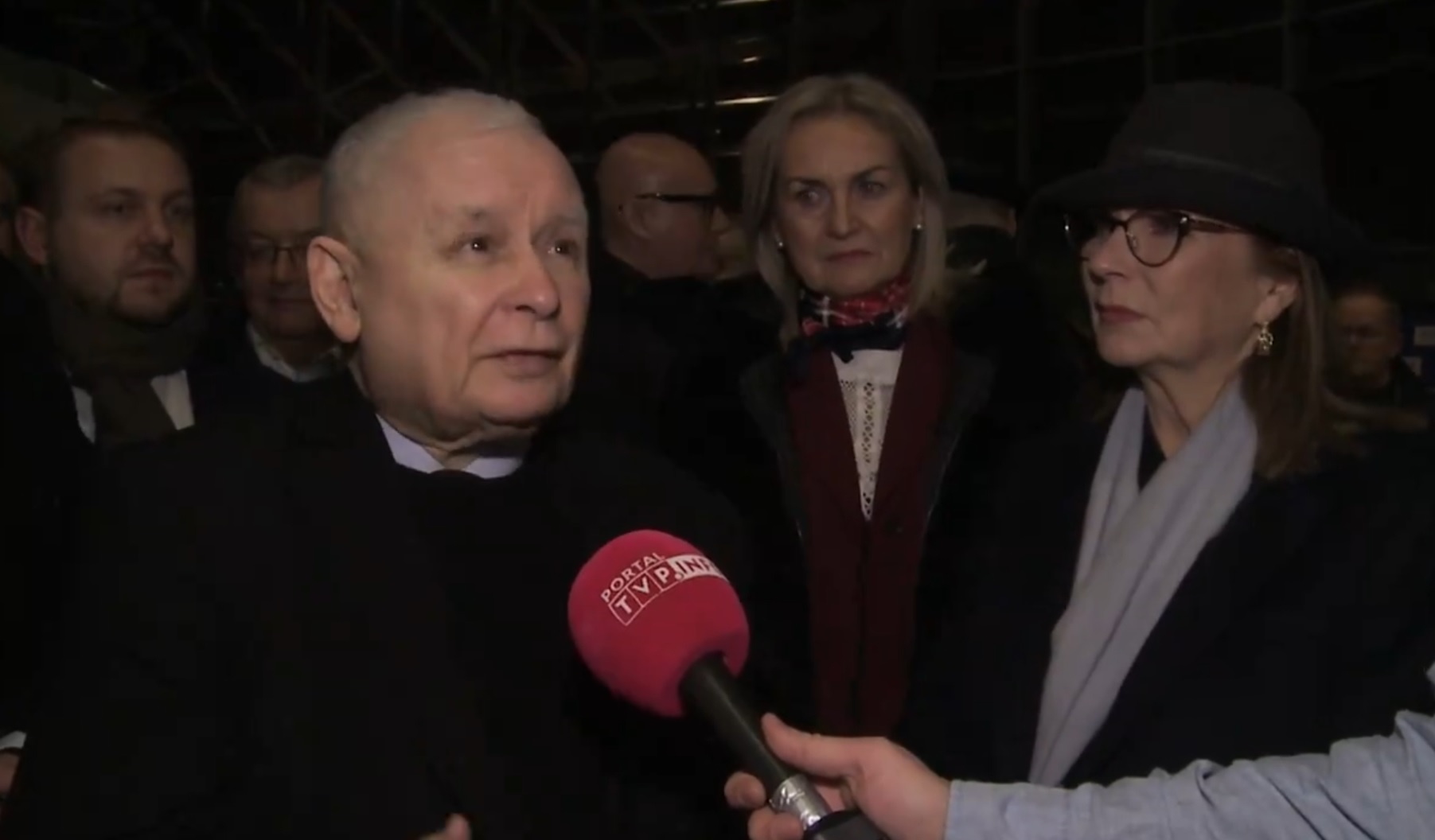 Posłowie PiS w siedzibie TVP w Warszawie. Głos zabrał Jarosław Kaczyński - INFBusiness