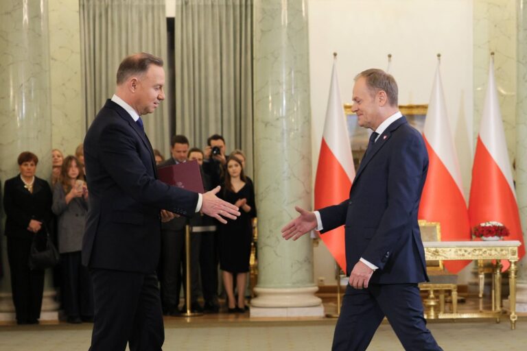 Prezydent Duda i rząd Donalda Tuska już siedzą przy medialnym stoliku - INFBusiness