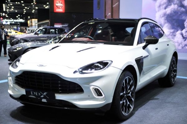 Aston Martin DBX na targach w Bangkoku w 2020 roku. Tym modelem jeździ jedna z polskich posłanek /123RF/PICSEL