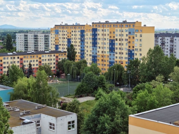 Dom na obrzeżach czy mieszkanie w mieście? Podpowiadamy co bardziej się opłaca