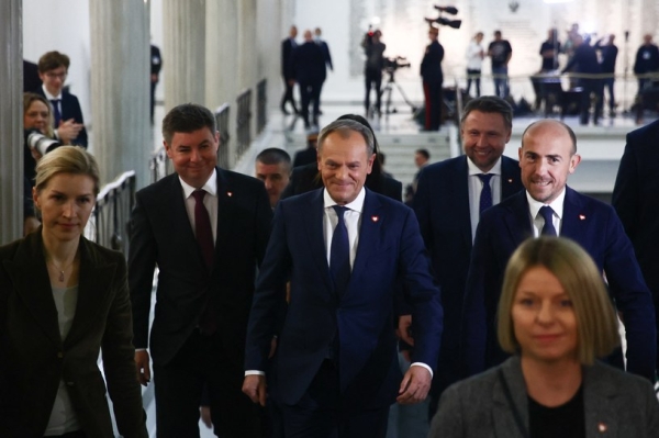 Donald Tusk w otoczeniu najbliższych współpracowników /JAKUB PORZYCKI/ANADOLU AGENCY /AFP