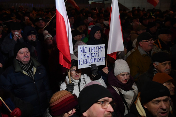 Manifestacja w obronie TVP. Niezawodni internauci mają swoje zdanie nt. "wolnych mediów" [MEMY] - INFBusiness