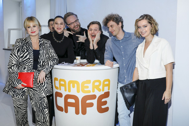 Kultowy sitcom "Camera Cafe" powraca. Dziś premiera. "20 lat temu to był powiew nowości" - INFBusiness