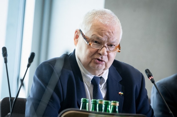 Grupa członków RPP broni prezesa NBP Adama Glapińskiego /MATEUSZ WLODARCZYK / NurPhoto /AFP