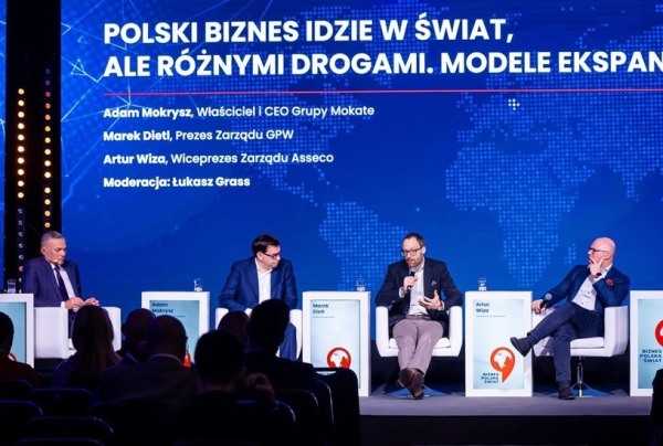 Uczestnicy panelu, od lewej: Łukasz Grass, dziennikarz biznesowy, moderator, Adam Mokrysz - Właściciel i CEO Grupy Mokate, Marek Dietl Prezes Zarządu GPW i Artur Wiza Wiceprezes Zarządu Asseco Poland. /materiały prasowe