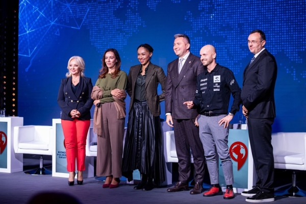 Uczestnicy panelu, od lewej: Beata Mońka, CEO Art of Networking, Nezha Alaoui, CEO Women Choice, social innowator, Omenaa Mensah, Prezes Zarządu Omenaa Foundation, Radosław Piesiewicz, Prezes Zarządu Polskiego Komitetu Olimpijskiego, Kajetan Kajetanowicz, kierowca rajdowy, Piotr Krupa, Prezes Zarządu KRUK SA.