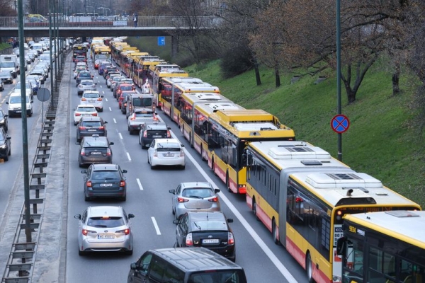 Bunt mieszkańców przeciwnych "czystym" strefom. "Biedni ludzie mają kupować bardzo kosztowne auta"