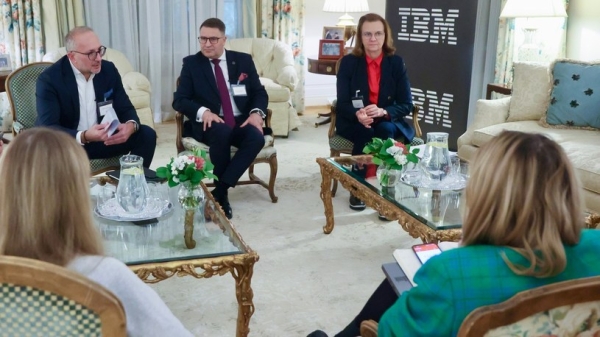 Na spotkanie o technologii AI firma IBM zaprosiła przedstawicieli administracji, nauki i biznesu. Na zdjęciu Marcin Gajdziński (IBM), prof. Teofil Jesionowski (rektor Politechniki Poznańskiej) i prezes ZUS Gerturda Uścińska /IBM /