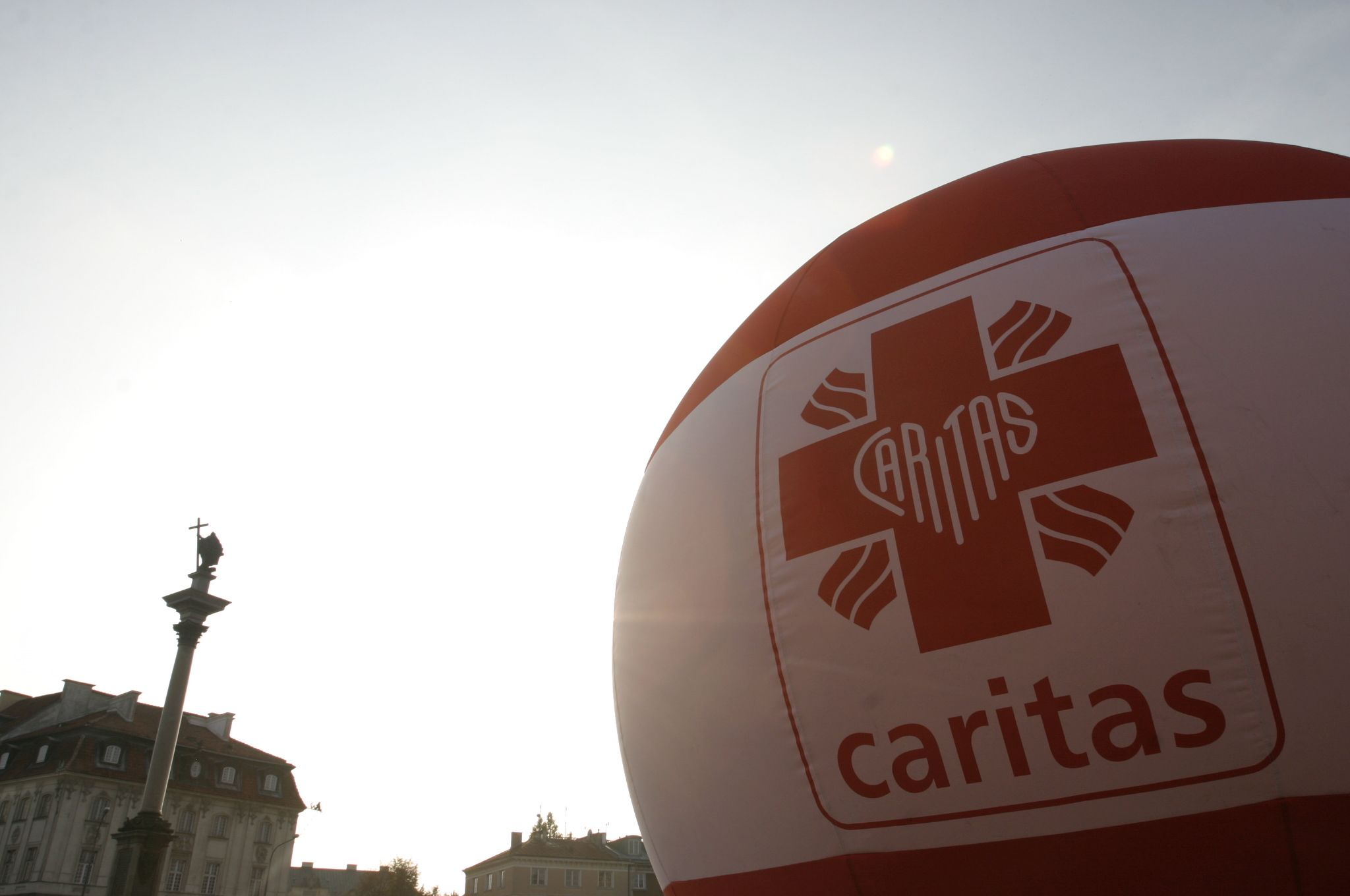 Ile na pomoc dla potrzebujących wydaje Caritas Polska? Ile zarabia zarząd - INFBusiness