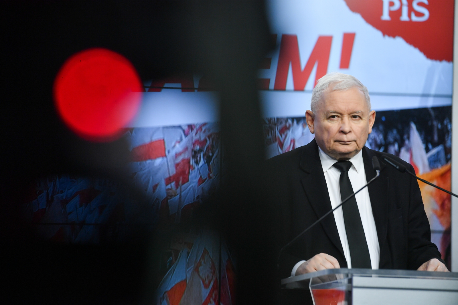 Jarosław Kaczyński nie odpowiedział dziennikarzowi TVP. Wyjaśnił, dlaczego - INFBusiness