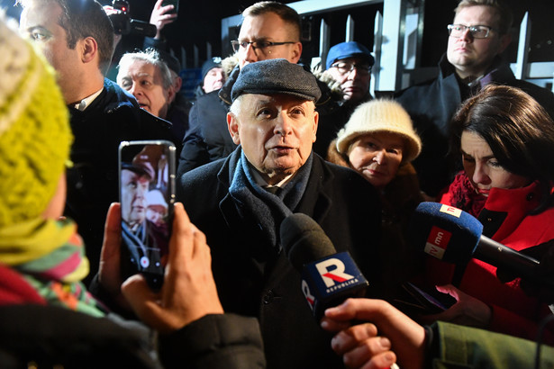 Jarosław Kaczyński i Teresa Mioduszewska pojawili się przed bramą aresztu na warszawskim Gocławiu