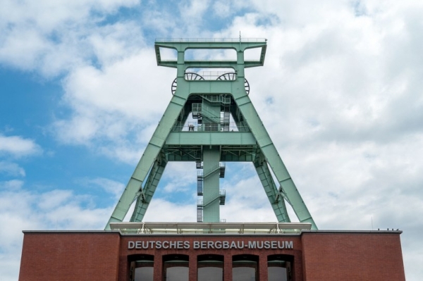Stary szyb kopalniany w Bochum. Miasto będzie wykorzystywać kopalniane wody w ciepłownictwie /Daniel Kalker /AFP