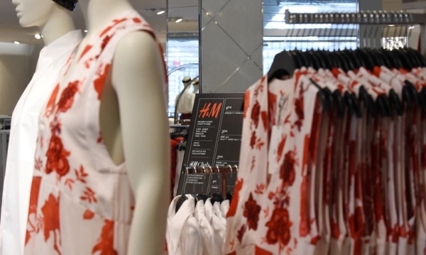 H&M poinformował o zamknięciu jednej piątej sklepów w Hiszpanii /ERIC PIERMONT / AFP /