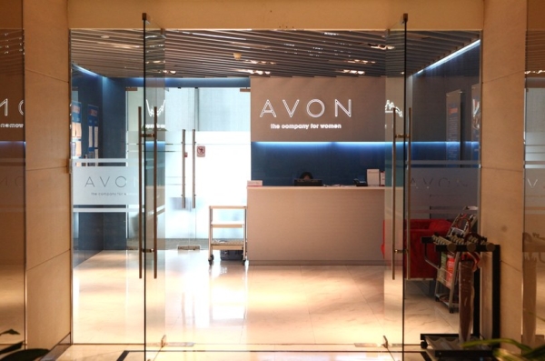 Avon, mimo wcześniejszych zapowiedzi, wciąż aktywnie działa na rosyjskim rynku /MIAO YIFAN / Imaginechina / Imaginechina via AFP /