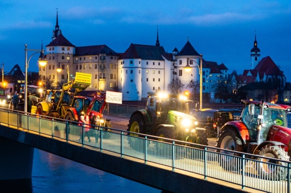 W całych Niemczech rozpoczęły się protesty rolników /JENS SCHLUETERAFP /AFP