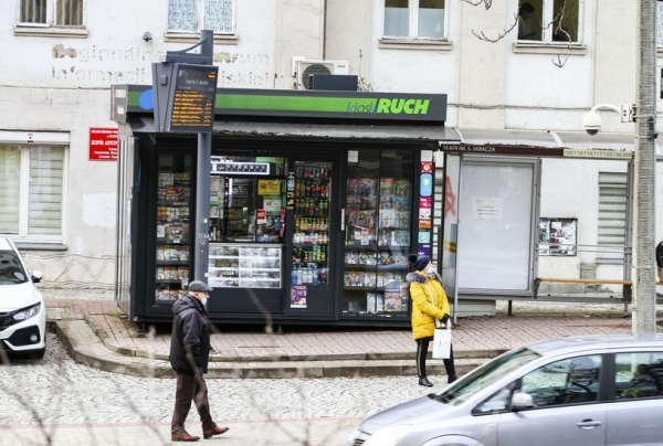 Ruch chce się wycofać z dystrybucji prasy, a nie jej sprzedaży w swoich kioskach /Artur Szczepański /Reporter