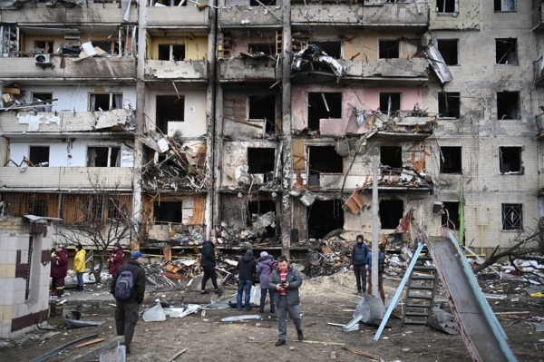 Zniszczenia w Kijowie. Ukraina będzie potrzebować setek mld dolarów na odbudowę kraju /AFP
