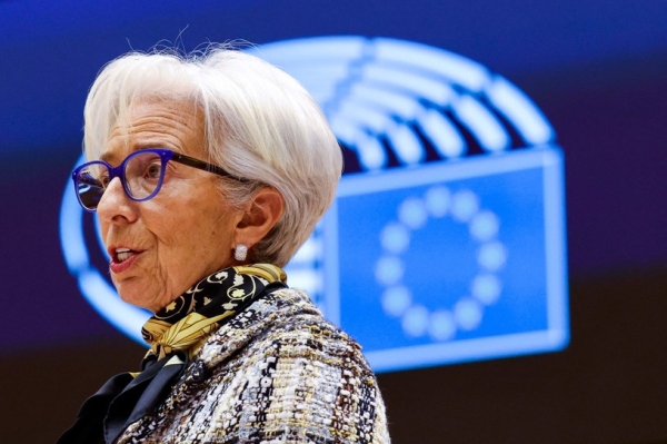 Christine Lagarde w Davos niespodziewanie zasugerowała, że "prawdopodobnie" obniżka stóp procentowych może nastąpić w lecie /AFP