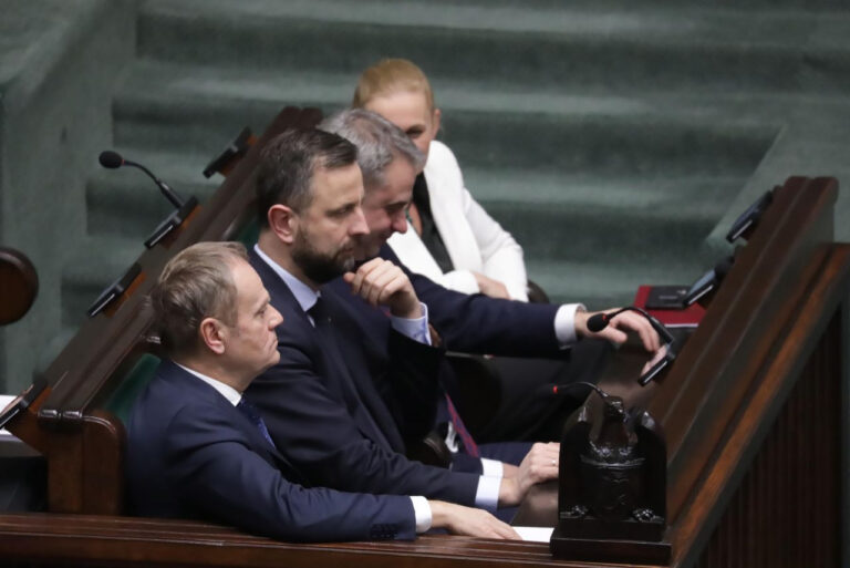 Sondaż CBOS. Jak się zmienia poparcie dla partii politycznych? Lider się umacnia - INFBusiness