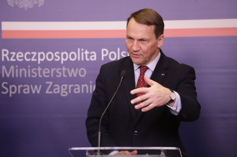 Sikorski odpowiada Putinowi: Przywykliśmy do paranoicznych uzasadnień - INFBusiness