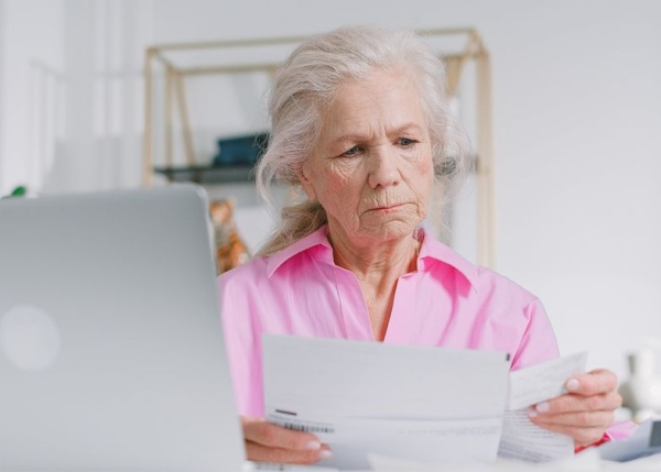 Kobiety na emeryturze pracują częściej od mężczyzn? Wyjaśniamy