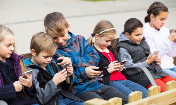 Norwegia zakazuje używania telefonów komórkowych i smartwachów w szkołach