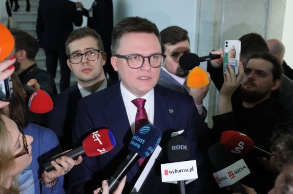 Szarpanina pod Sejmem. Hołownia: będą konsekwencje finansowe