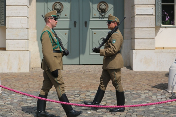 Węgrzy się nie zatrzymują. Dokonali piątej z rzędu obniżki stóp procentowych. Na zdj. straż przed rezydencją Viktora Orbana w Budapeszcie /Mateusz Kotowicz /Reporter