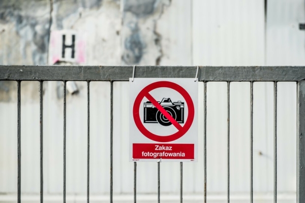Poznaliśmy projekt tabliczki zakazującej fotografowania obiektów ważnych dla obronności i bezpieczeństwa państwa /Marcin Bruniecki /Reporter