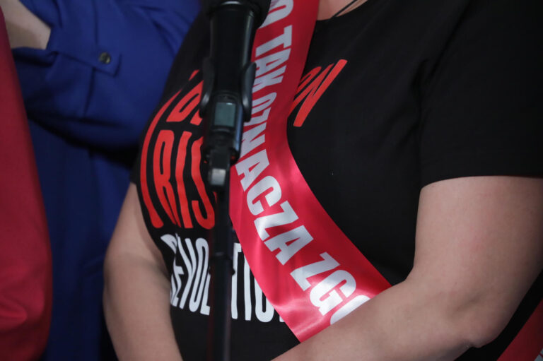Nasz warszawski protest po śmierci Lizy rusza o godz. 18 z ulicy Żurawiej, spod bramy, gdzie została zaatakowana. Świadkowie mówią, że nie reagowali, bo ona nie krzyczała. W takiej sytuacji często po prostu się zamiera. To fizjologiczna reakcja, a nie żaden racjonalny wybór. Trzeba ludzi uświadamiać. Śmierć Lizy musi coś zmienić. Słyszymy, że jesteśmy histeryczkami, chcą nam dowalić - INFBusiness