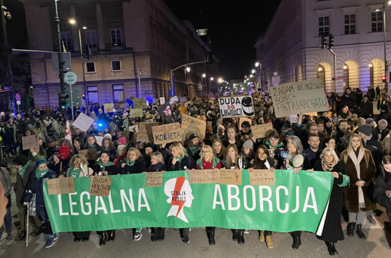 Protest Strajku Kobiet. "Hołownia, nazwij swoją partię Polska 1993" - INFBusiness